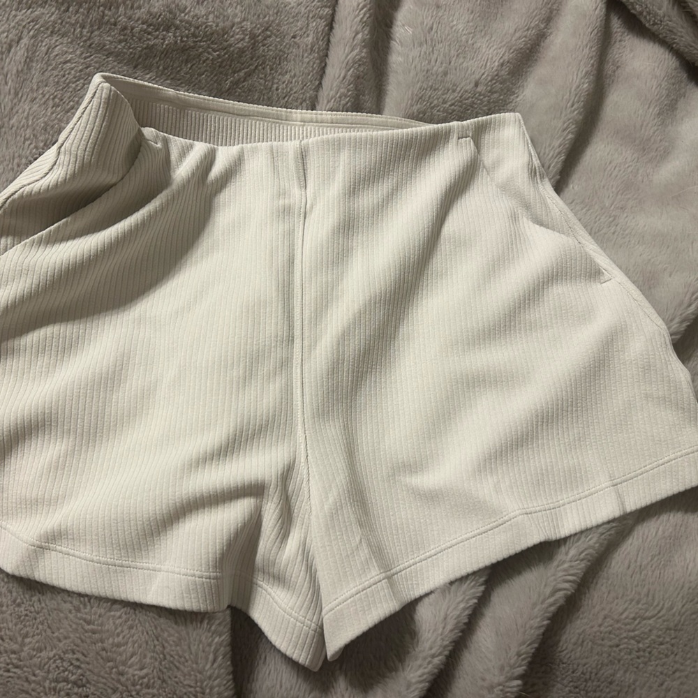 Lululemon shorts size 6